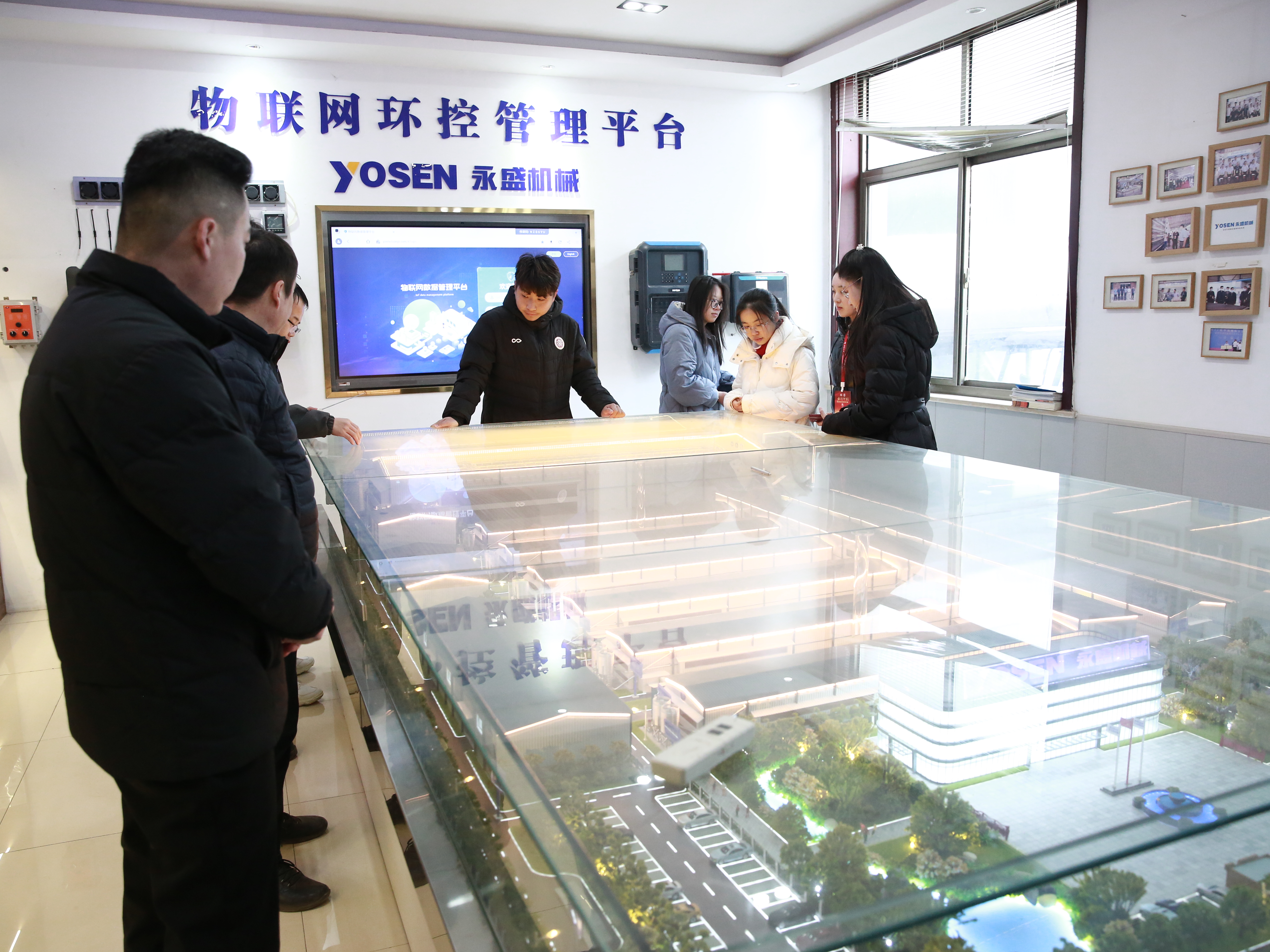 3+实践团参观相关机械制造公司.jpg