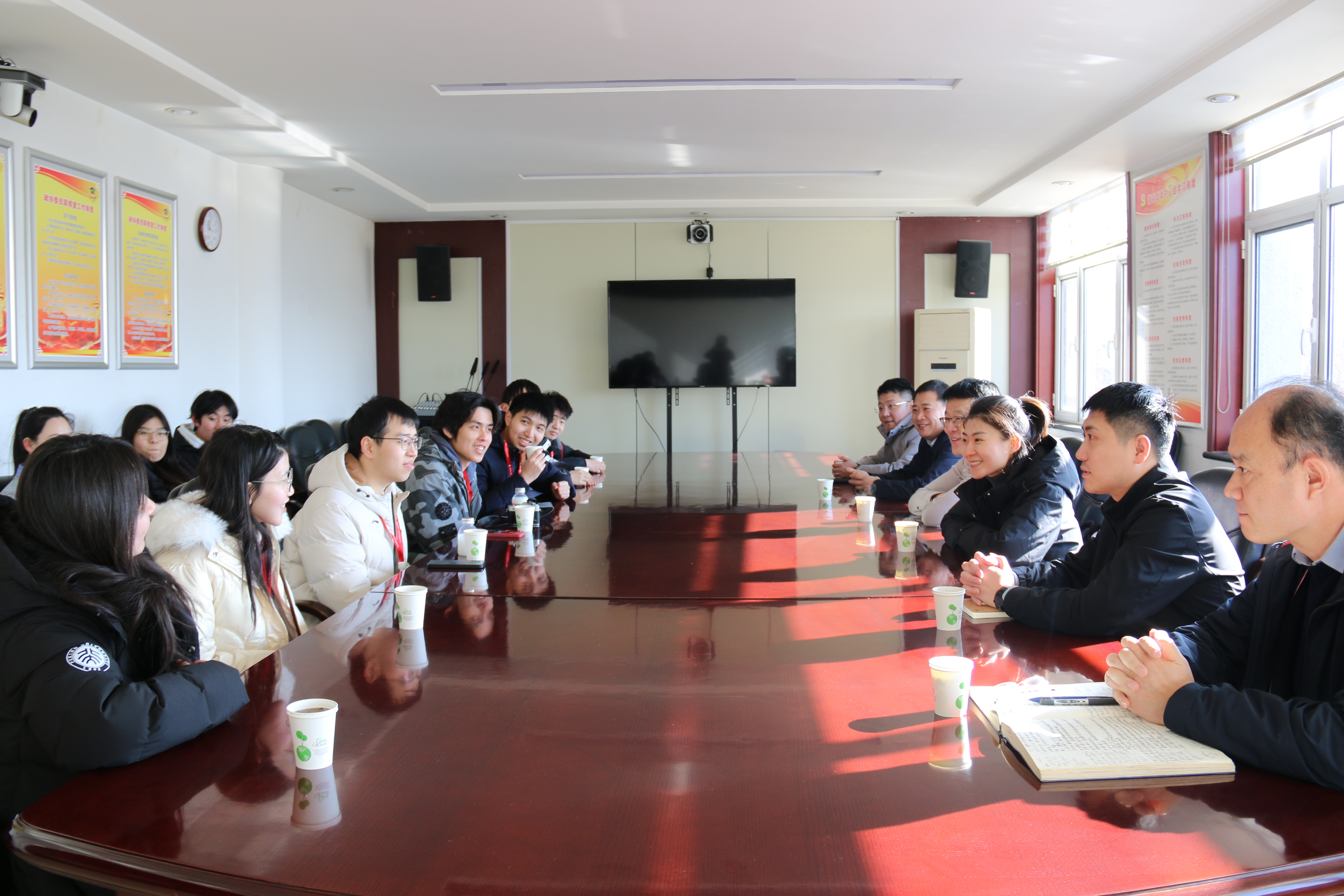 6+实践团与长山镇政府负责人座谈交流.jpg