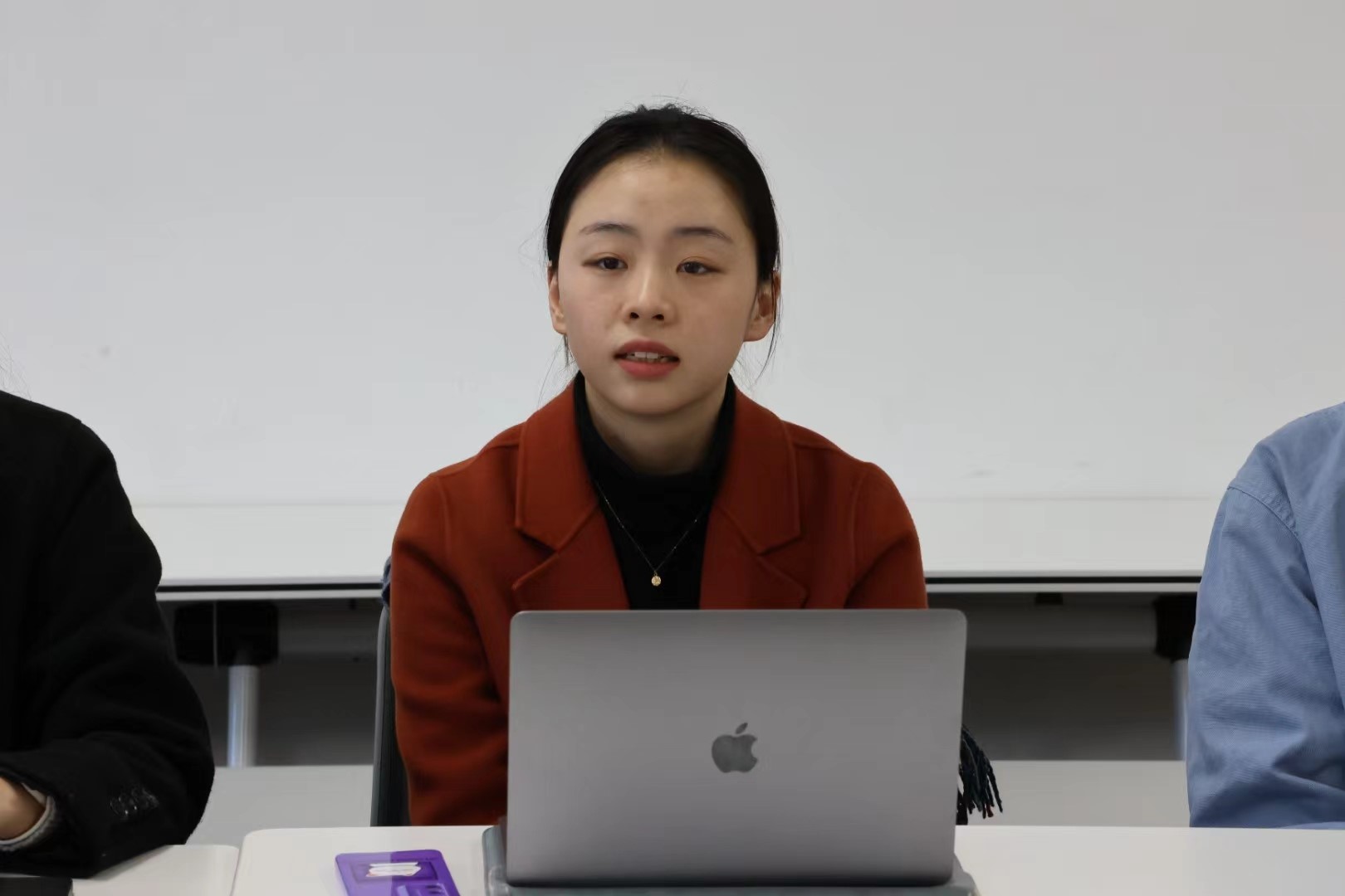 学生代表提问.jpg