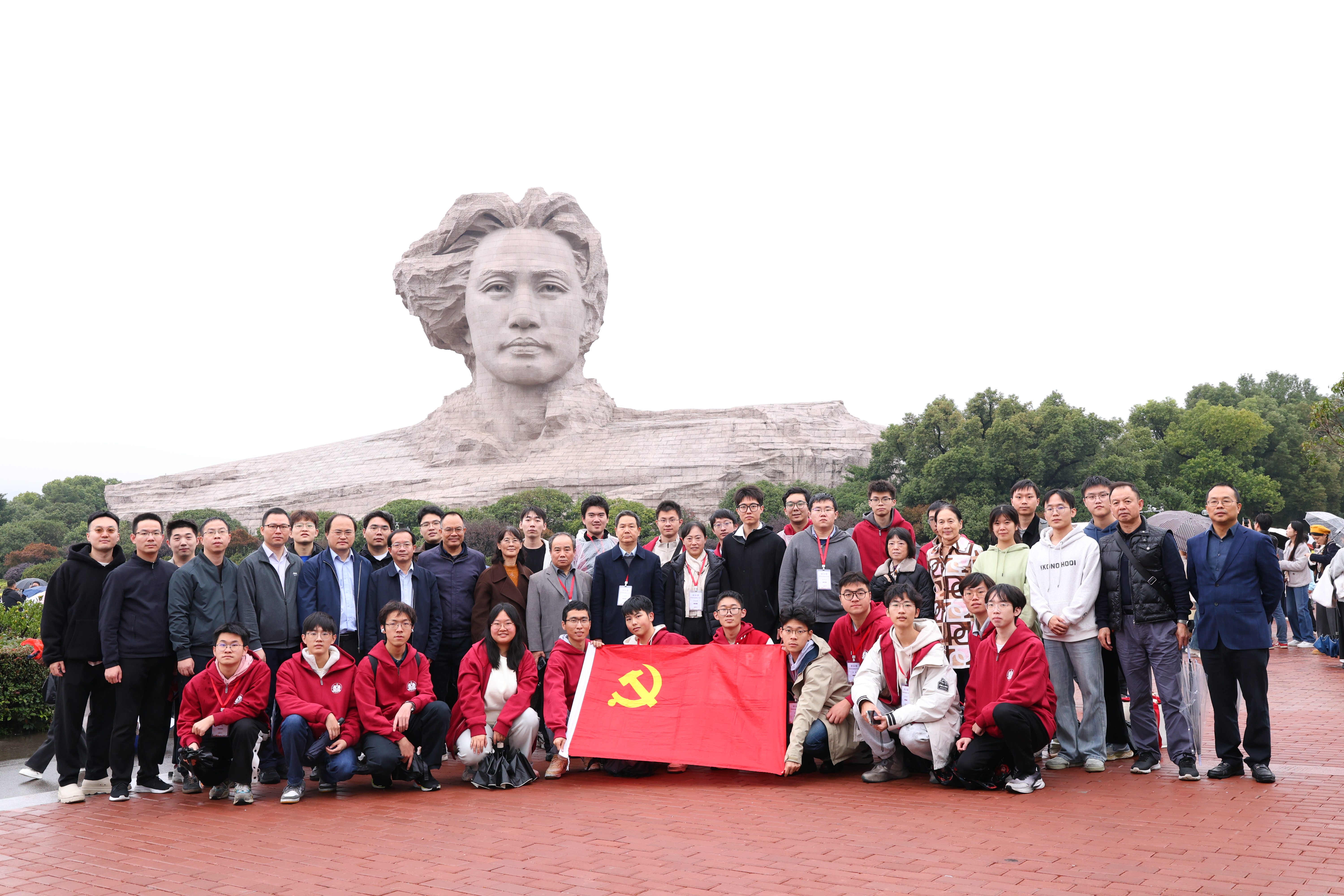 三校师生在橘子洲合影留念.JPG